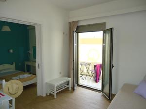 Postel nebo postele na pokoji v ubytování Almyra Apartments & Suites
