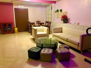 uma sala de estar com um sofá, uma mesa e bagagem em BUKIT INDAH HOMESTAY em Bentong