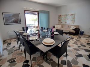 Posezení v ubytování Luxury Villa on the Beach with sunny Garden, Parking