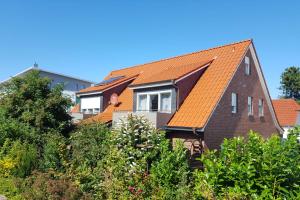 a brick house with an orange roof at Residenz 2 in Heiligenhafen