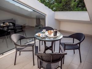 Posezení v ubytování Luxury Villa on the Beach with sunny Garden, Parking