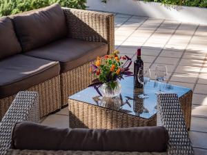 Posezení v ubytování Luxury Villa on the Beach with sunny Garden, Parking