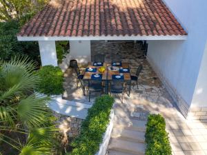 Zahrada ubytování Luxury Villa on the Beach with sunny Garden, Parking