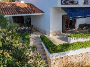Zahrada ubytování Luxury Villa on the Beach with sunny Garden, Parking
