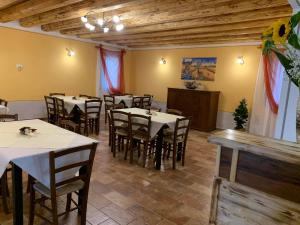 a restaurant with tables and chairs in a room at Agriturismo La Foscarina in Vescovana