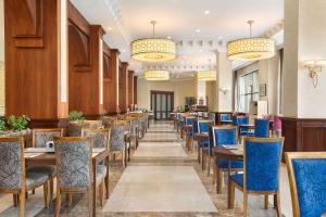 A restaurant or other place to eat at Ramada Plaza by Wyndham Mardin