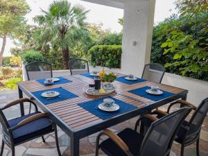 Zahrada ubytování Luxury Villa on the Beach with sunny Garden, Parking