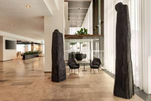 een lobby met twee grote zwarte sculpturen bij Comwell Copenhagen Portside Dolce by Wyndham in Kopenhagen