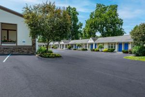 una fila di case su una strada di Quality Inn Poughkeepsie a Poughkeepsie