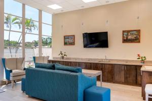 TV a/nebo společenská místnost v ubytování Downtown Hollywood Gardens Inn & Suites