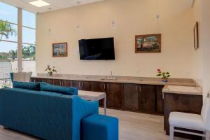TV a/nebo společenská místnost v ubytování Downtown Hollywood Gardens Inn & Suites