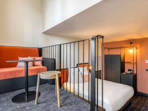 Habitación pequeña con cama y mesa en Mercure Bordeaux Centre Gare Atlantic en Burdeos