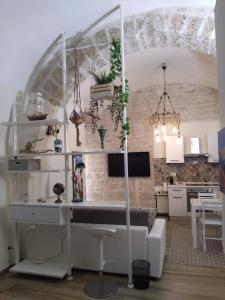 un soggiorno con divano bianco e una cucina di Cà de Mess a Giovinazzo