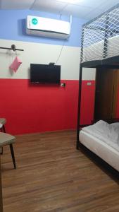 1 dormitorio con litera y pared roja en 白玉湯屋, en Wenquan