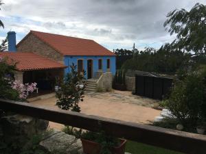 ein Haus mit einem blauen Haus mit einem Hof in der Unterkunft Casa Nicolás in Bretal