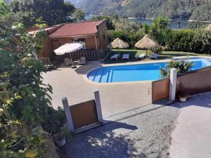 una piscina frente a una casa en Casa das Camélias, en Vieira do Minho