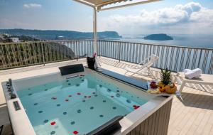 einen Pool auf einem Balkon mit Blick auf das Wasser in der Unterkunft GRAND HOTEL SERAPIDE in Pozzuoli