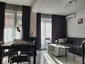Posezení v ubytování New The Twins Varna Two-Bedroom, Apt 3 at 15 Tsani Ginchev Street, floor 2