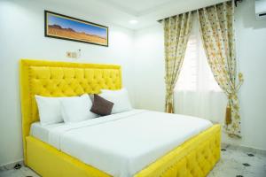 Ένα ή περισσότερα κρεβάτια σε δωμάτιο στο Cc & Cg Homes Luxury 3 Bedrooms House - 24Hrs Power