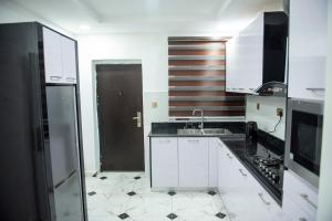 Η κουζίνα ή μικρή κουζίνα στο Cc & Cg Homes Luxury 3 Bedrooms House - 24Hrs Power +16 φωτογραφίες