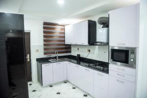 Ett kök eller pentry på Cc & Cg Homes Luxury 3 Bedrooms House - 24Hrs Power