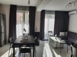 Posezení v ubytování New The Twins Varna Two-Bedroom, Apt 3 at 15 Tsani Ginchev Street, floor 2 + 37 fotografií