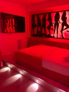 ラメンスコエにあるWesendorf Hotel in Ramenskoyeの赤い壁のベッド付きの赤いベッドルーム