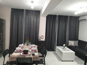 Posezení v ubytování New The Twins Varna Two-Bedroom, Apt 3 at 15 Tsani Ginchev Street, floor 2