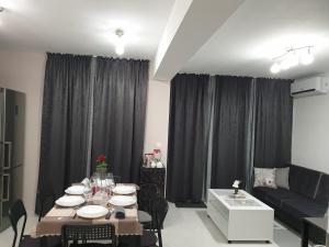 Posezení v ubytování New The Twins Varna Two-Bedroom, Apt 3 at 15 Tsani Ginchev Street, floor 2