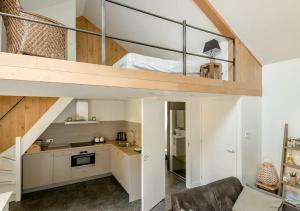 een keuken en een woonkamer met een loft bij Slaperij ‘t Woud - Near the dunes and the sea! in Bergen