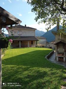 una casa con un prato davanti di Il Giardino Segreto a Beura