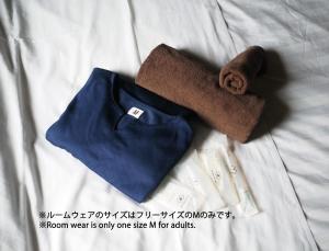 a shirt and a towel on a bed at Yumoto Station Hotel MIRAHAKONE in Hakone