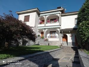 a white house with flowers on the windows at Il Giardino Segreto in Beura