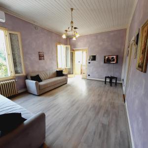 een woonkamer met een bank en een tafel bij Country Esmera in Desenzano del Garda