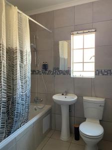 Kamar mandi di Rhino House with 3 bedrooms next to Pilanesberg and Sun City