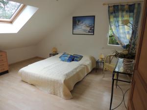 um quarto com uma cama e duas janelas em Chambre d'hôtes de Charleval em Charleval
