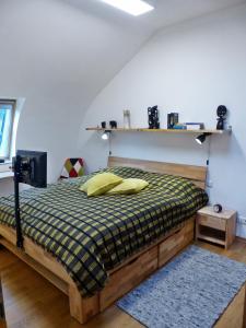 Un dormitorio con una cama con almohadas amarillas. en "Balmgarten" im Naturpark Usedom, Bio Solarhaus mit großem Garten en Balm