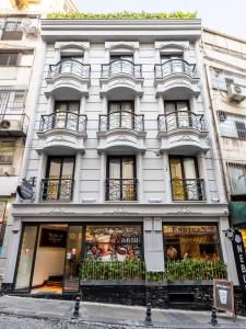 um edifício branco com varandas numa rua da cidade em Endican Sultanahmet Hotel em Istambul