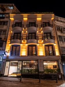un gran edificio blanco con luces encendidas en Endican Sultanahmet Hotel en Estambul