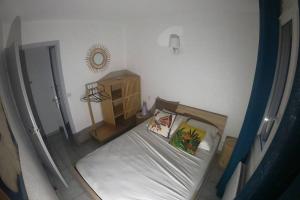 Postel nebo postele na pokoji v ubytování T3 PIEDS DANS L'EAU CLIM WIFI TERRASSE VUE MER