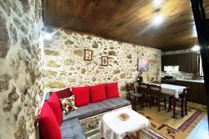 Reštaurácia alebo iné gastronomické zariadenie v ubytovaní Nikos Traditional House