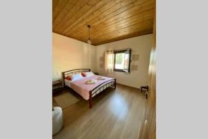 Ένα ή περισσότερα κρεβάτια σε δωμάτιο στο Nikos Traditional House