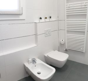 庫尼奧的住宿－OLTRE LE NUVOLE，白色的浴室设有卫生间和水槽。