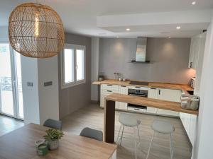 une cuisine avec une table et des chaises ainsi qu'une salle à manger dans l'établissement La Casa del Puente, à Lecrin