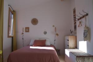 een slaapkamer met een bed en een dressoir bij Le Bivouac - Toulouse in Toulouse