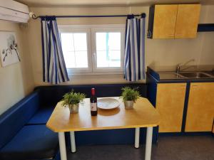 Cucina o angolo cottura di Chalet 4 or 6 persons Toscana Viareggio Camping Bosco Verde Italië