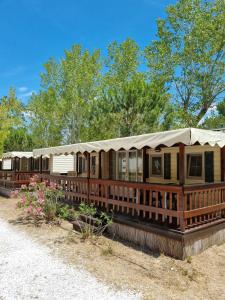 Foto dalla galleria di Chalet 4 or 6 persons Toscana Viareggio Camping Bosco Verde Italië a Torre del Lago Puccini