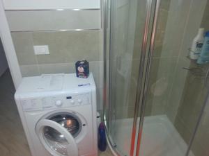 eine Waschmaschine und eine Dusche im Bad in der Unterkunft Appartamento Belvedere in Castelsardo