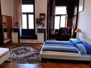 een slaapkamer met een bed en een woonkamer bij Apartment Laudon in Wenen