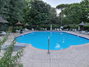 Piscina di Chalet 4 or 6 persons Toscana Viareggio Camping Bosco Verde Italië o nelle vicinanze